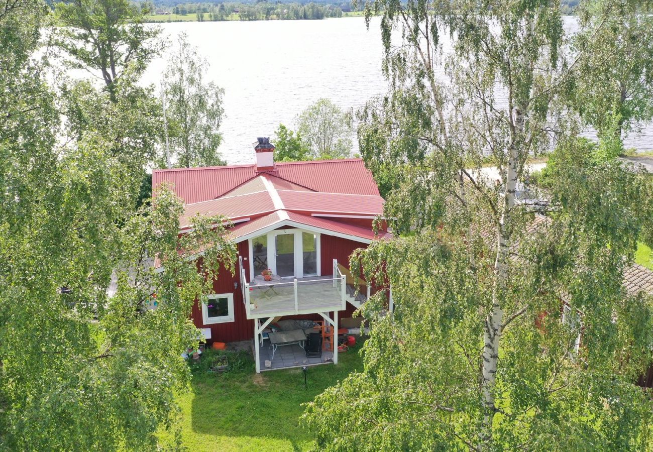 Ferienhaus in Söderbärke - Grosses Ferienhaus direkt am See in Traumlage