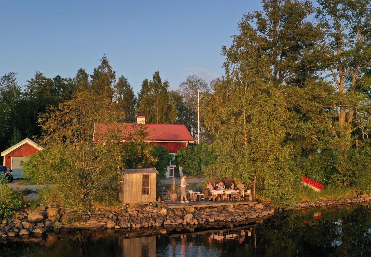 Ferienhaus in Söderbärke - Grosses Ferienhaus direkt am See in Traumlage