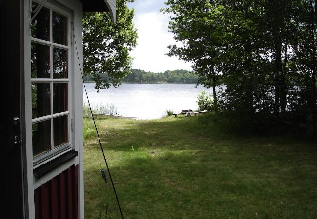 Ferienhaus in Markaryd - Ferienhaus direkt am Loka-See mit eigenem Boot