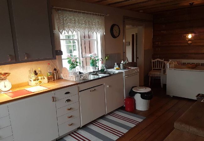 Ferienhaus in Skinnskatteberg - Ferienhaus direkt am See in Bergslagen mit Sauna und Boot