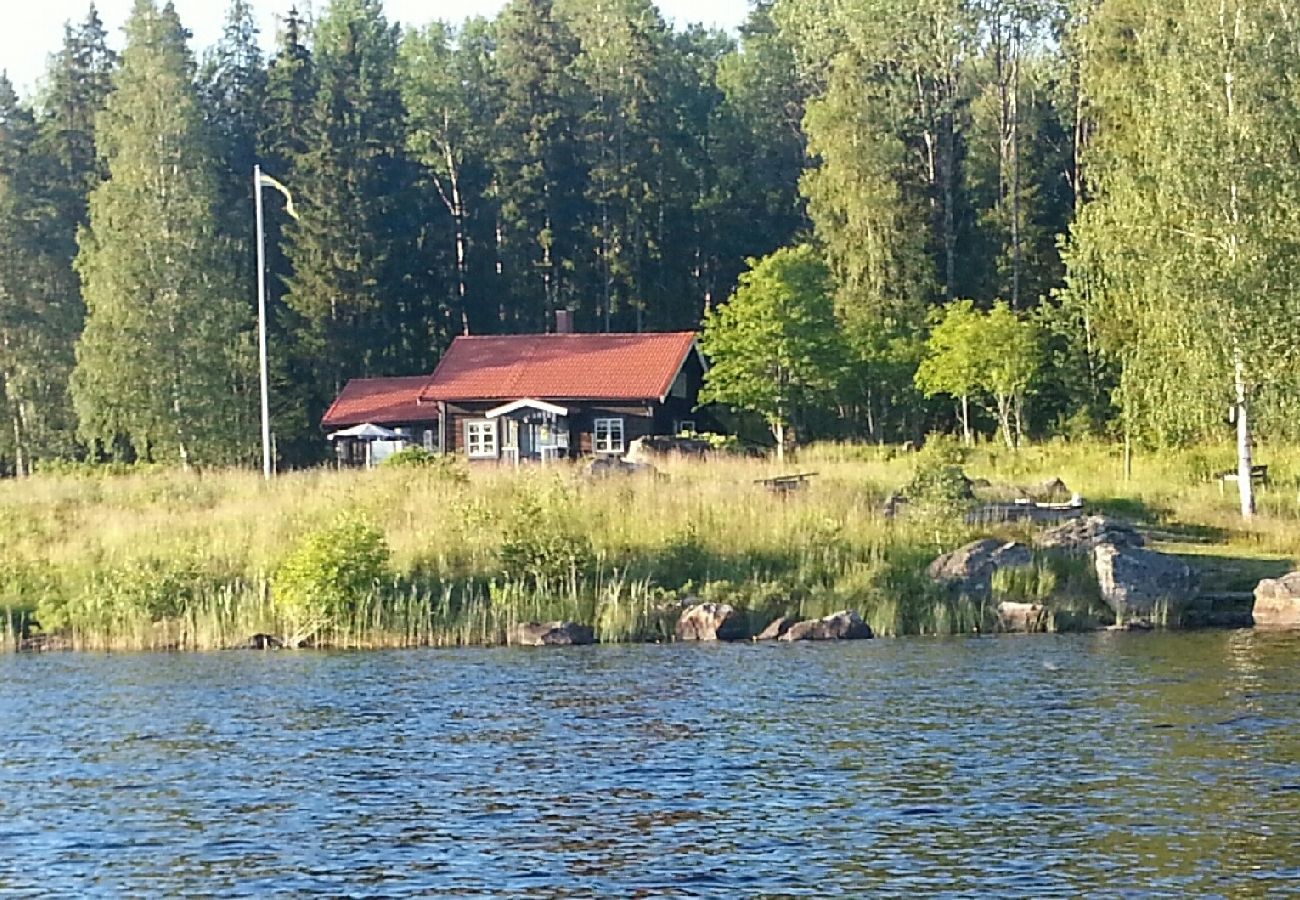 Ferienhaus in Skinnskatteberg - Ferienhaus direkt am See in Bergslagen mit Sauna und Boot