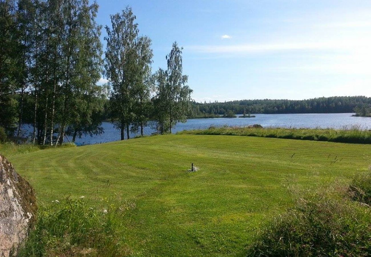 Ferienhaus in Skinnskatteberg - Ferienhaus direkt am See in Bergslagen mit Sauna und Boot