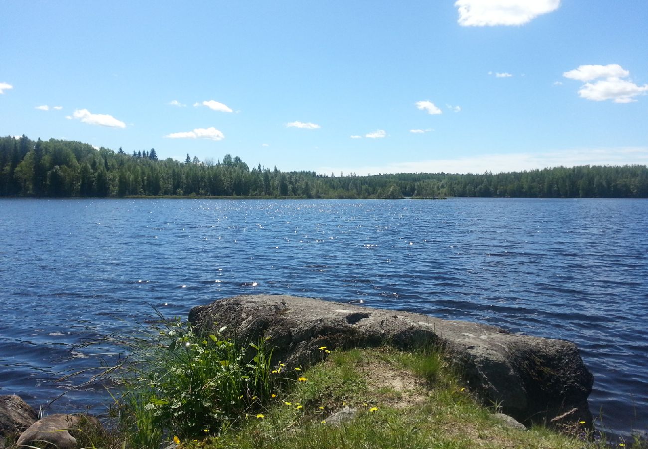 Ferienhaus in Skinnskatteberg - Ferienhaus direkt am See in Bergslagen mit Sauna und Boot