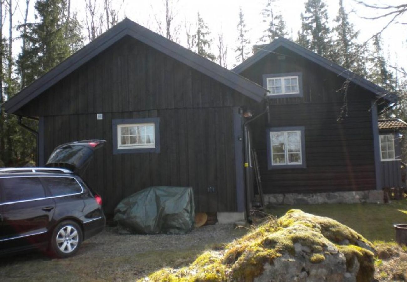 Ferienhaus in Skinnskatteberg - Ferienhaus direkt am See in Bergslagen mit Sauna und Boot