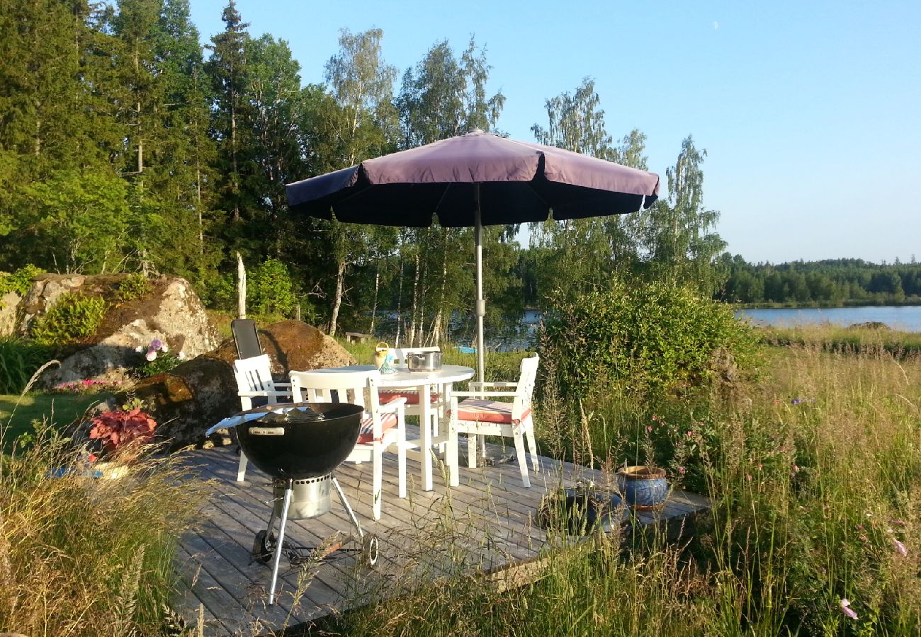 Ferienhaus in Skinnskatteberg - Ferienhaus direkt am See in Bergslagen mit Sauna und Boot