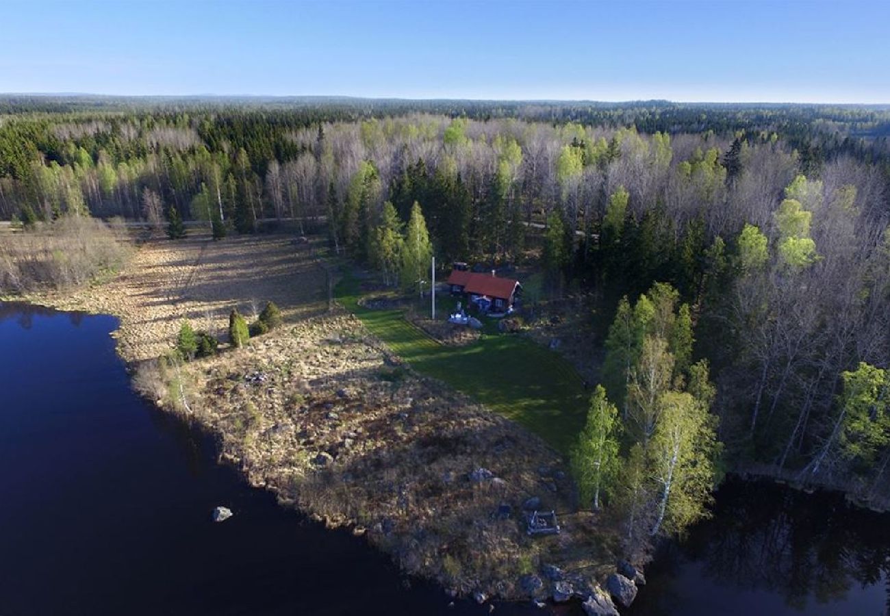 Ferienhaus in Skinnskatteberg - Ferienhaus direkt am See in Bergslagen mit Sauna und Boot