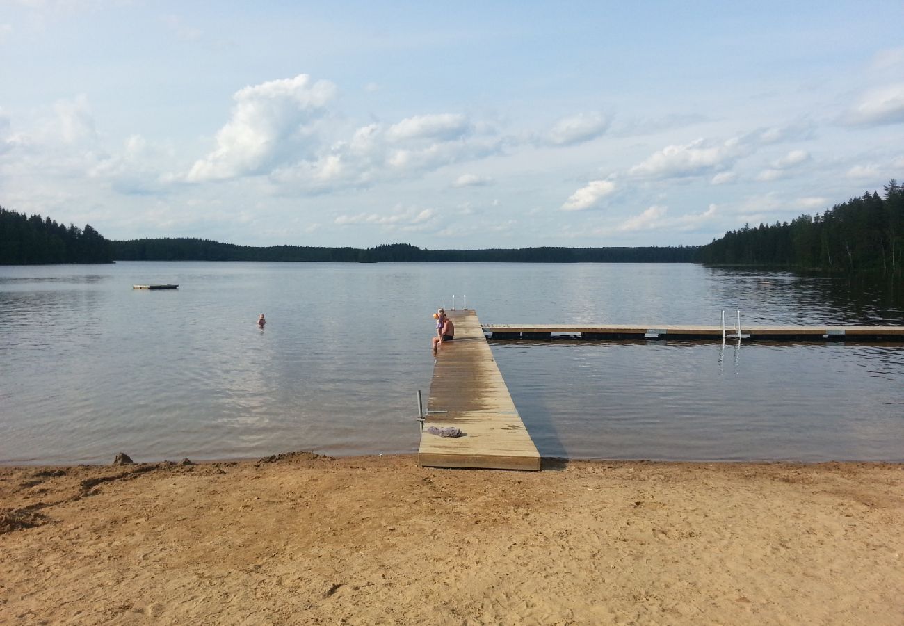 Ferienhaus in Skinnskatteberg - Ferienhaus direkt am See in Bergslagen mit Sauna und Boot