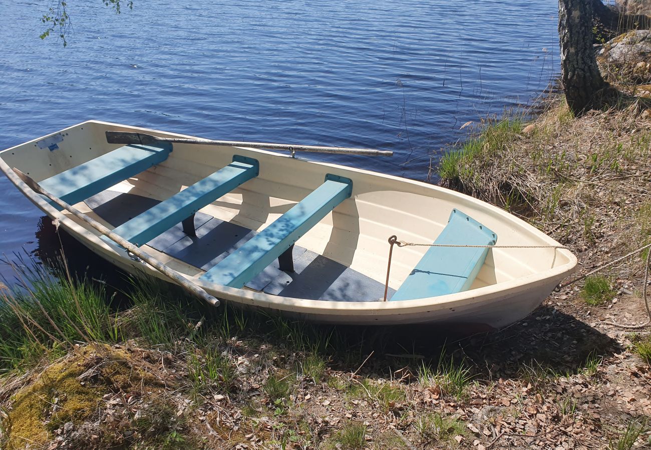 Ferienhaus in Skinnskatteberg - Ferienhaus direkt am See in Bergslagen mit Sauna und Boot