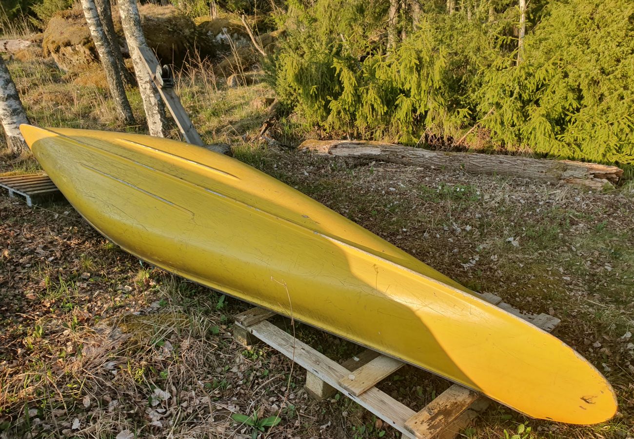 Ferienhaus in Skinnskatteberg - Ferienhaus direkt am See in Bergslagen mit Sauna und Boot