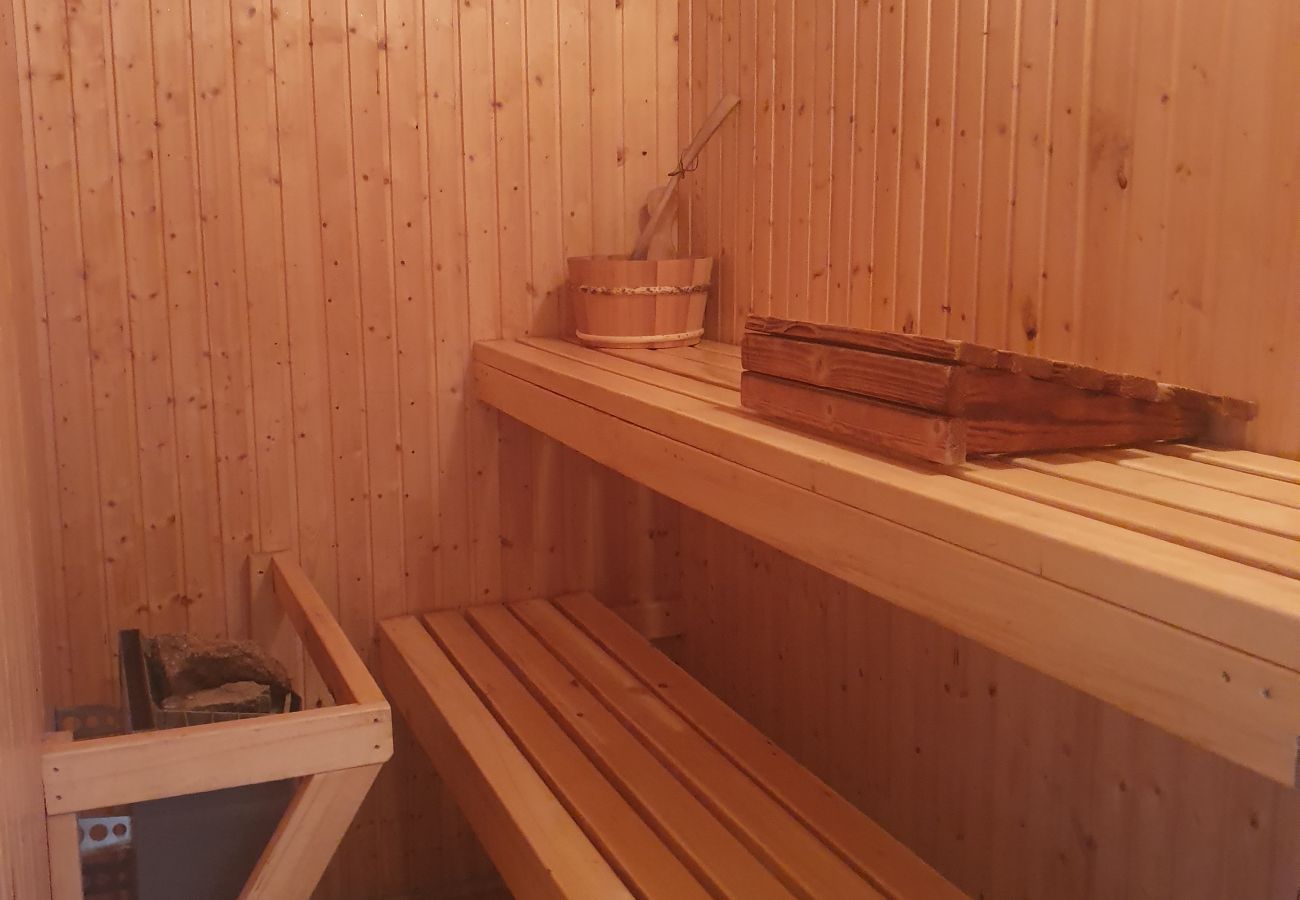 Ferienhaus in Skinnskatteberg - Ferienhaus direkt am See in Bergslagen mit Sauna und Boot