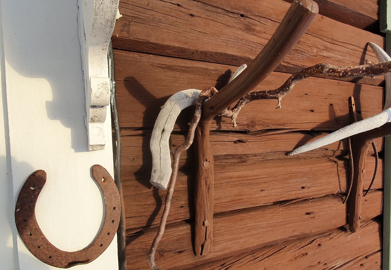 Ferienhaus in Skinnskatteberg - Ferienhaus direkt am See in Bergslagen mit Sauna und Boot