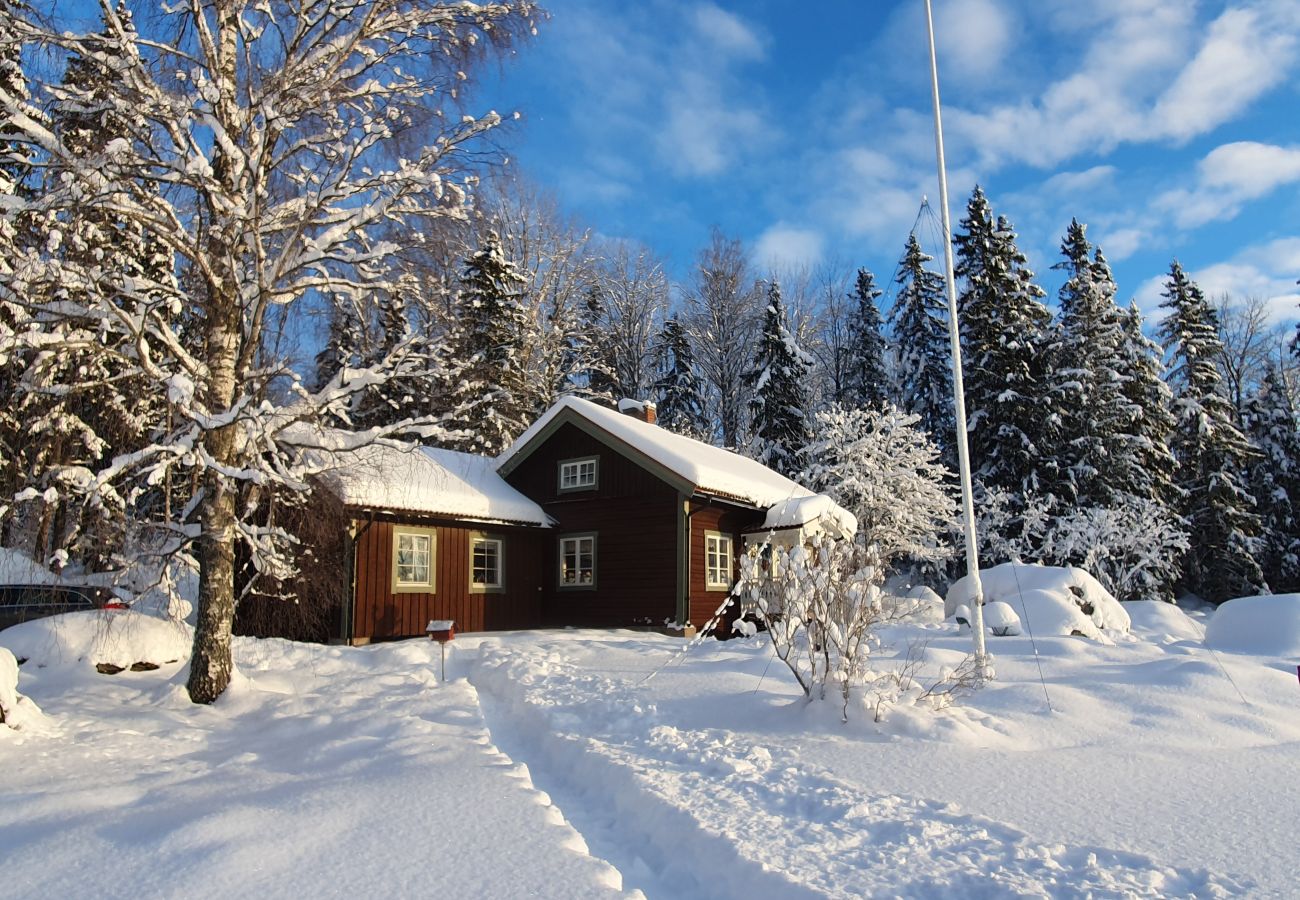 Ferienhaus in Skinnskatteberg - Ferienhaus direkt am See in Bergslagen mit Sauna und Boot