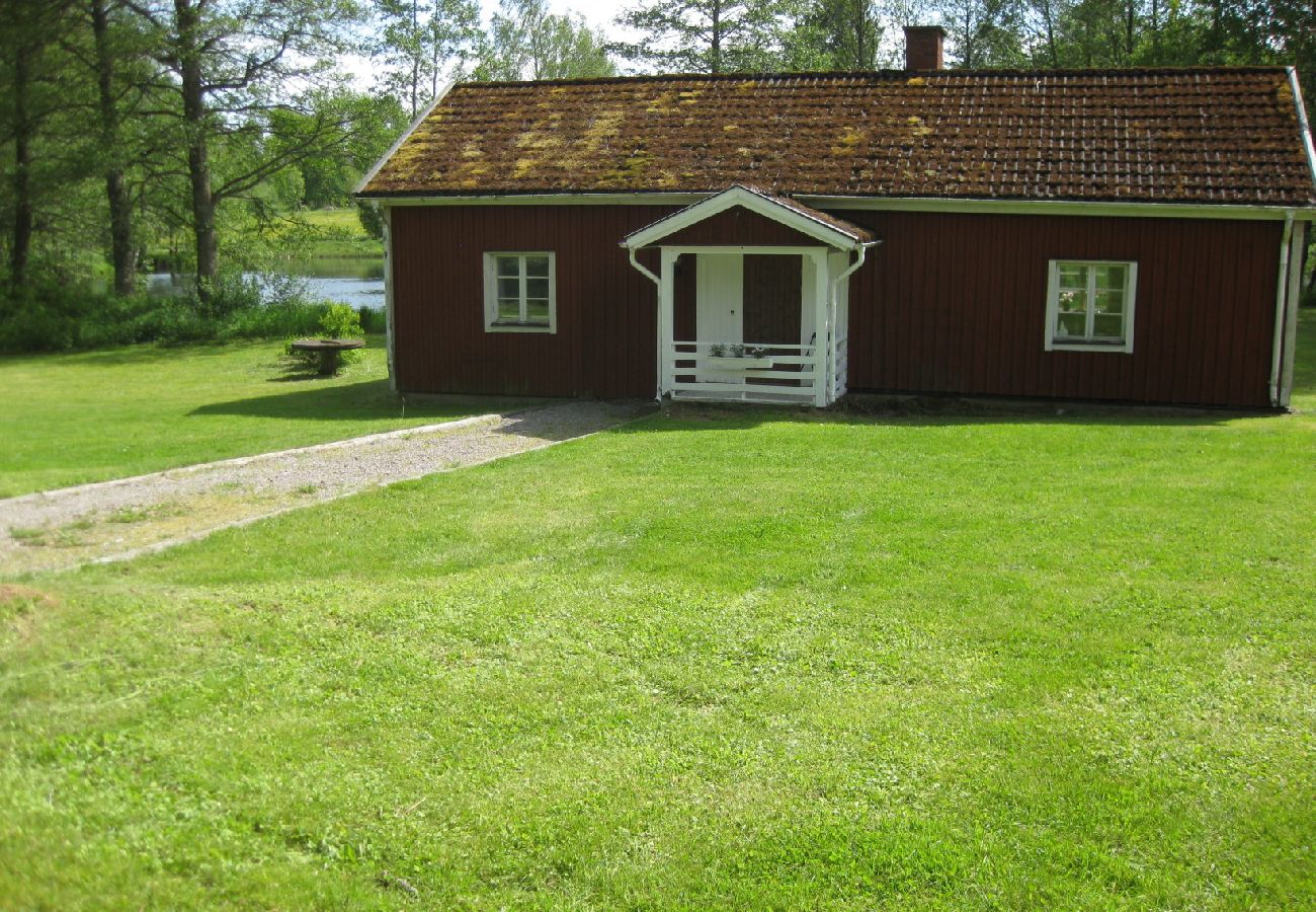 Ferienhaus in Bodafors - Natur pur - Urlaub am Fluss Emån und mit Hirschen als Nachbarn