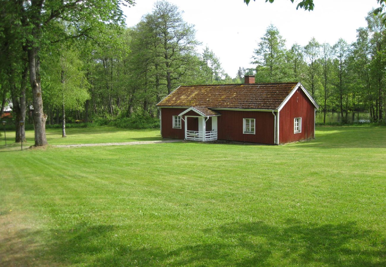 Ferienhaus in Bodafors - Natur pur - Urlaub am Fluss Emån und mit Hirschen als Nachbarn