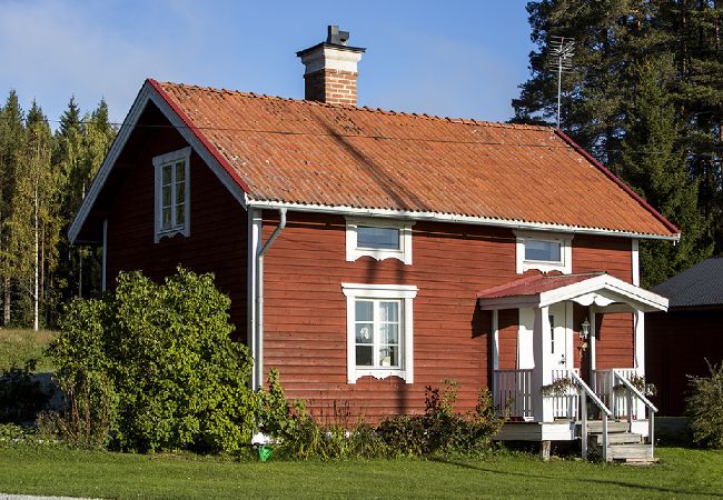 Ferienhaus in Gällö - Schönes Ferienhaus mit Seeblick auf einem Landhof