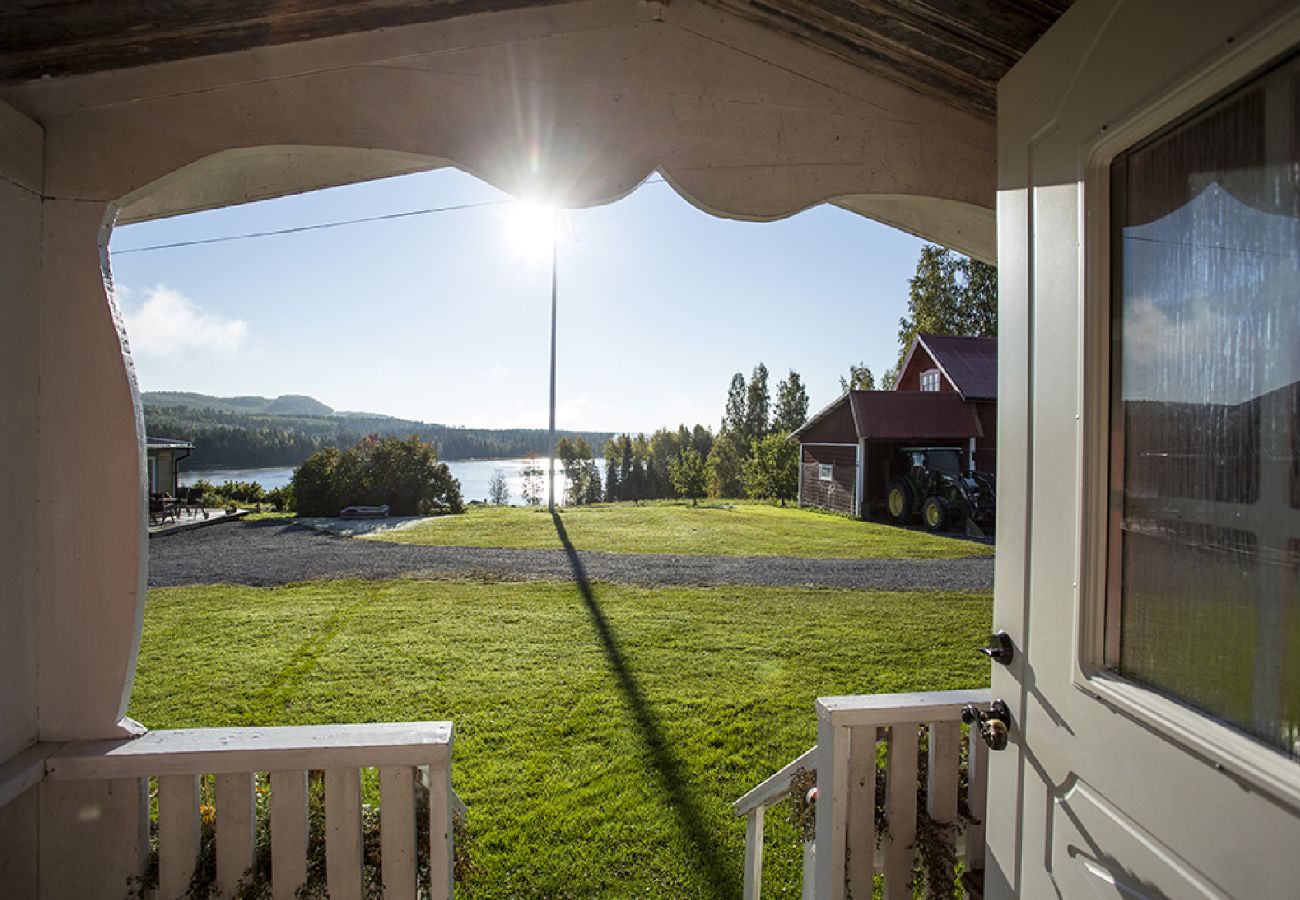 Ferienhaus in Gällö - Schönes Ferienhaus mit Seeblick auf einem Landhof