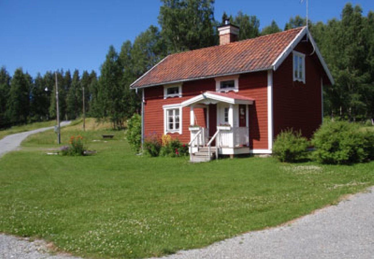 Ferienhaus in Gällö - Schönes Ferienhaus mit Seeblick auf einem Landhof