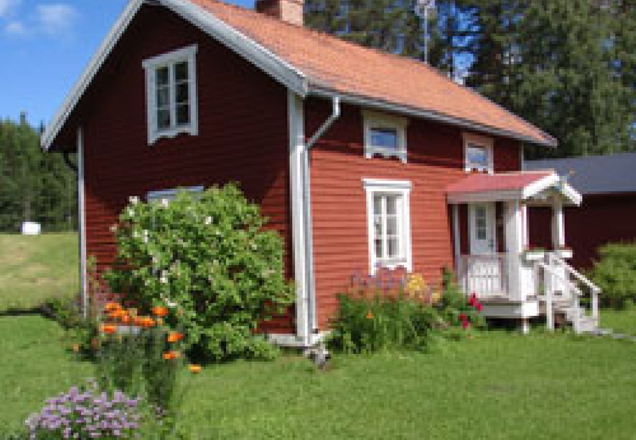 Ferienhaus in Gällö - Schönes Ferienhaus mit Seeblick auf einem Landhof