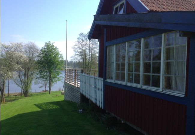 Ferienhaus in Köpmannebro - Einzigartiges Ferienhaus 40 Meter vom Wasser mit Boot