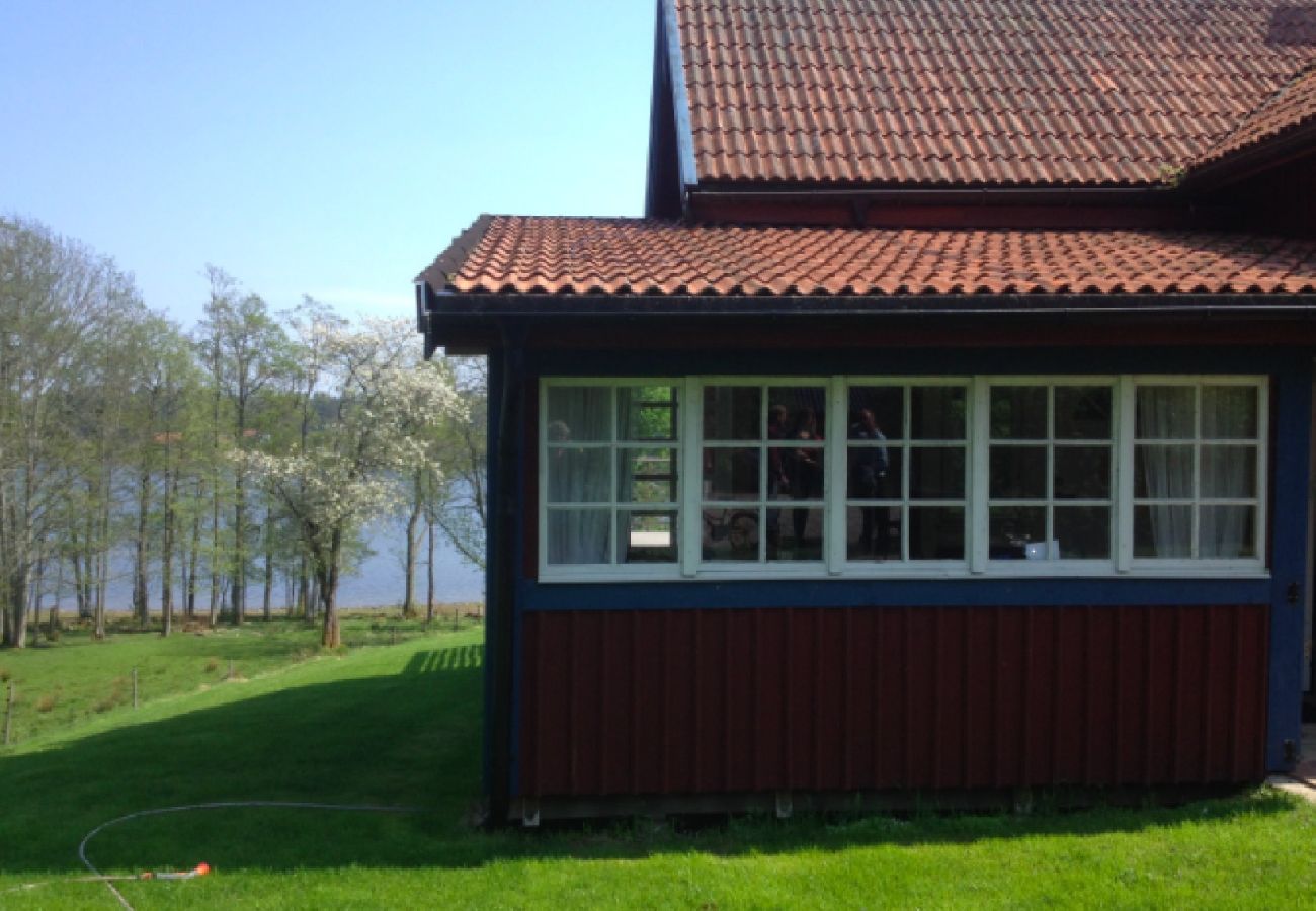 Ferienhaus in Köpmannebro - Einzigartiges Ferienhaus 40 Meter vom Wasser mit Boot