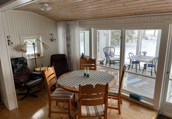 Ferienhaus in Köping - Gemütliches Ferienhaus auf einem Seegrundstück mit eigenem Boot