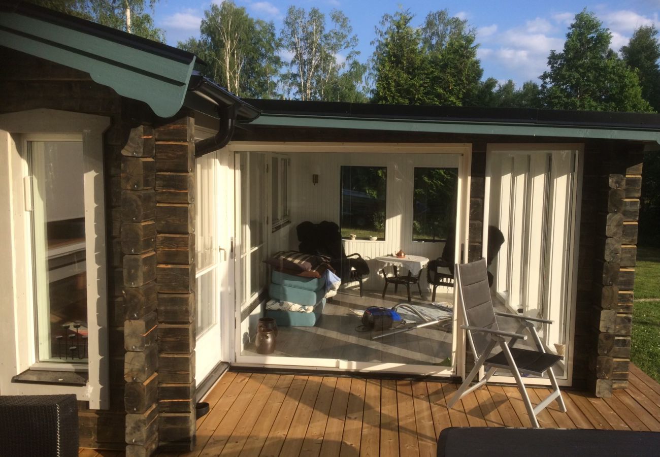 Ferienhaus in Köping - Gemütliches Ferienhaus am See mit eigenem Boot