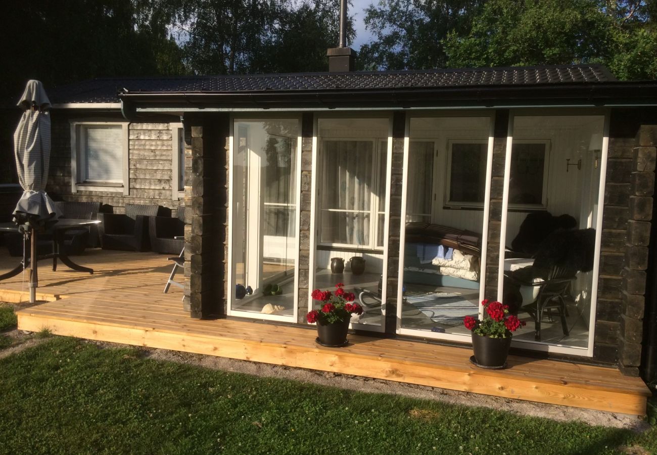 Ferienhaus in Köping - Gemütliches Ferienhaus am See mit eigenem Boot