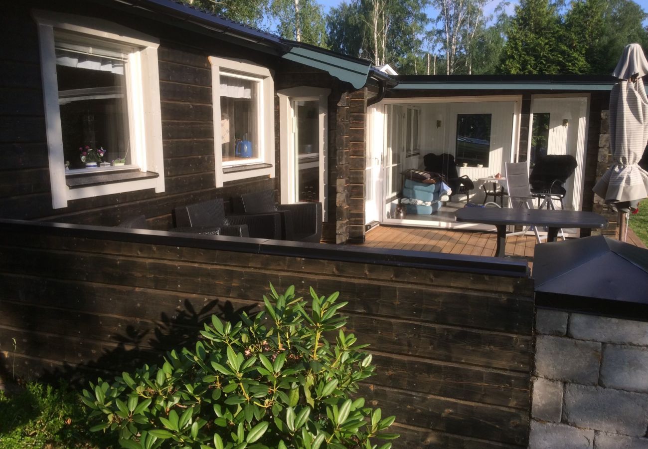 Ferienhaus in Köping - Gemütliches Ferienhaus am See mit eigenem Boot