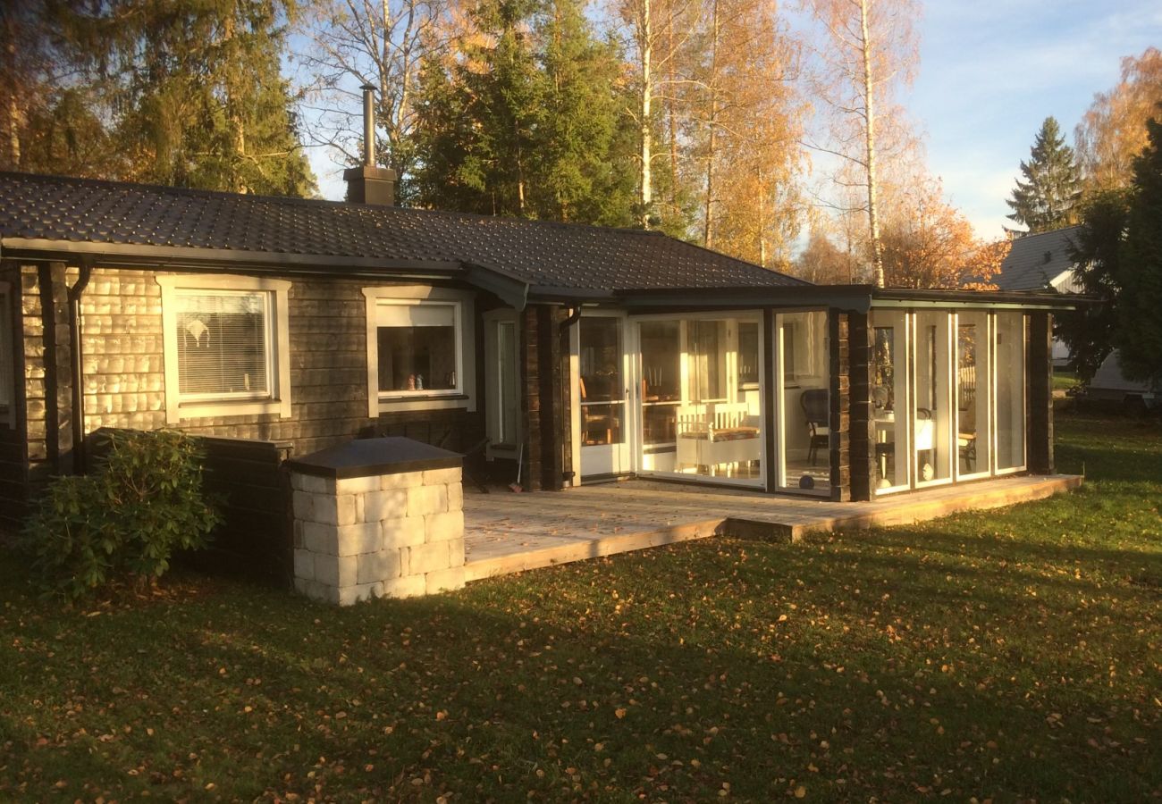 Ferienhaus in Köping - Gemütliches Ferienhaus am See mit eigenem Boot