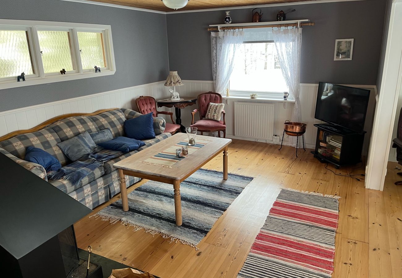 Ferienhaus in Köping - Gemütliches Ferienhaus am See mit eigenem Boot