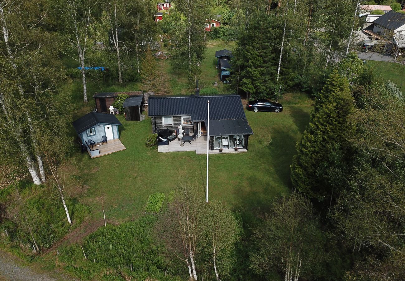 Ferienhaus in Köping - Gemütliches Ferienhaus am See mit eigenem Boot