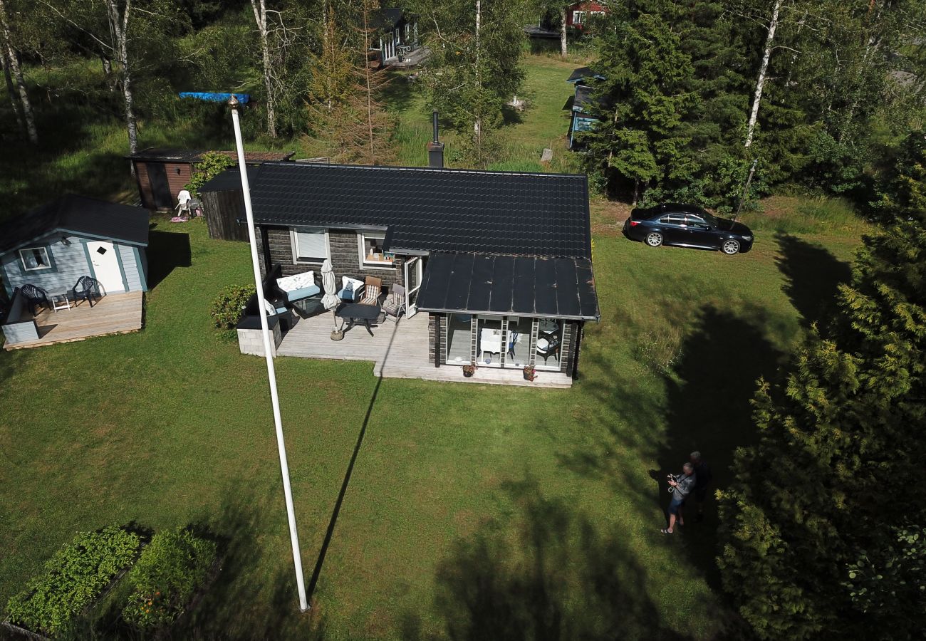 Ferienhaus in Köping - Gemütliches Ferienhaus am See mit eigenem Boot