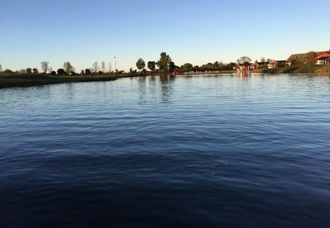 Ferienhaus in Köpingsvik - Gemütliches Ferienhaus direkt an einem kleinen See