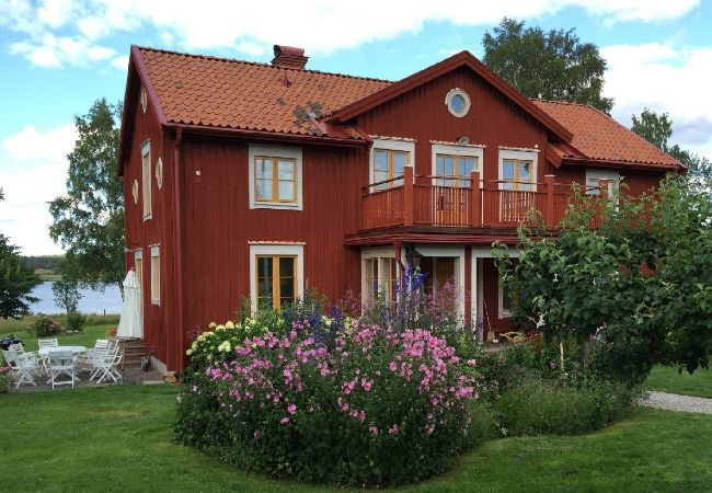 Ferienhaus in Gnesta - Traumurlaub am See mit Pool auf einem Herrengut in Sörmland