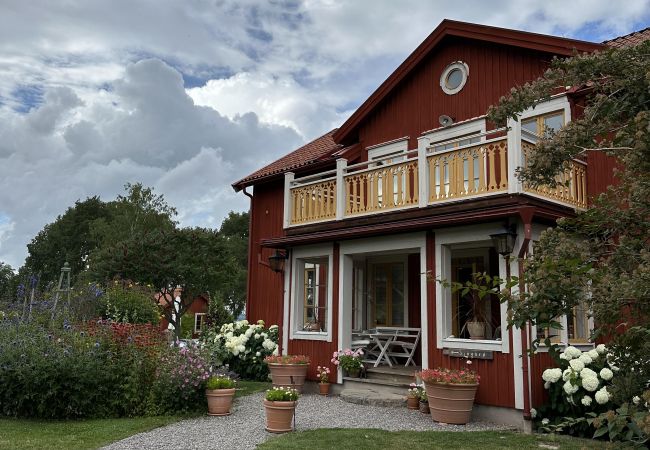 Ferienhaus in Gnesta - Traumurlaub am See mit Pool auf einem Herrengut in Sörmland