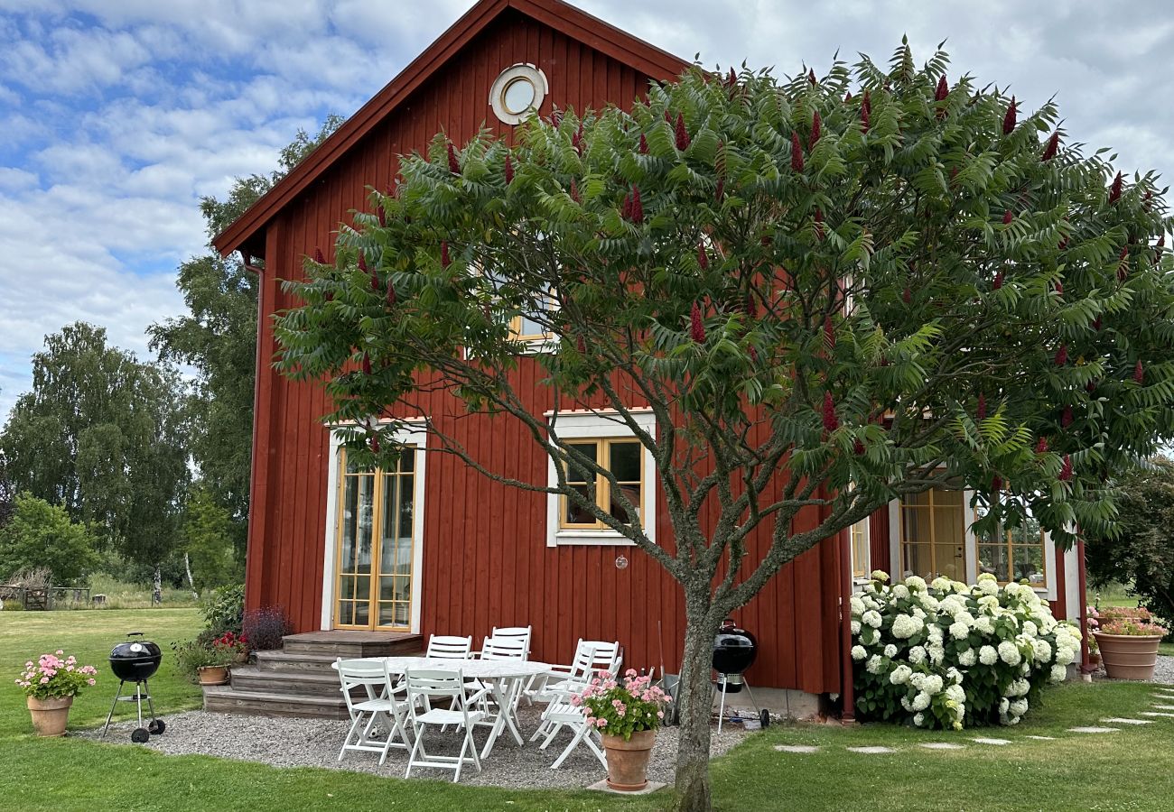 Ferienhaus in Gnesta - Traumurlaub am See mit Pool auf einem Herrengut in Sörmland