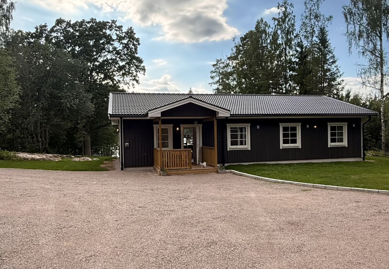 Ferienhaus in Hultsfred - Traumferienhaus direkt am See, mit Sauna, Boot, Hottub und Grillhütte