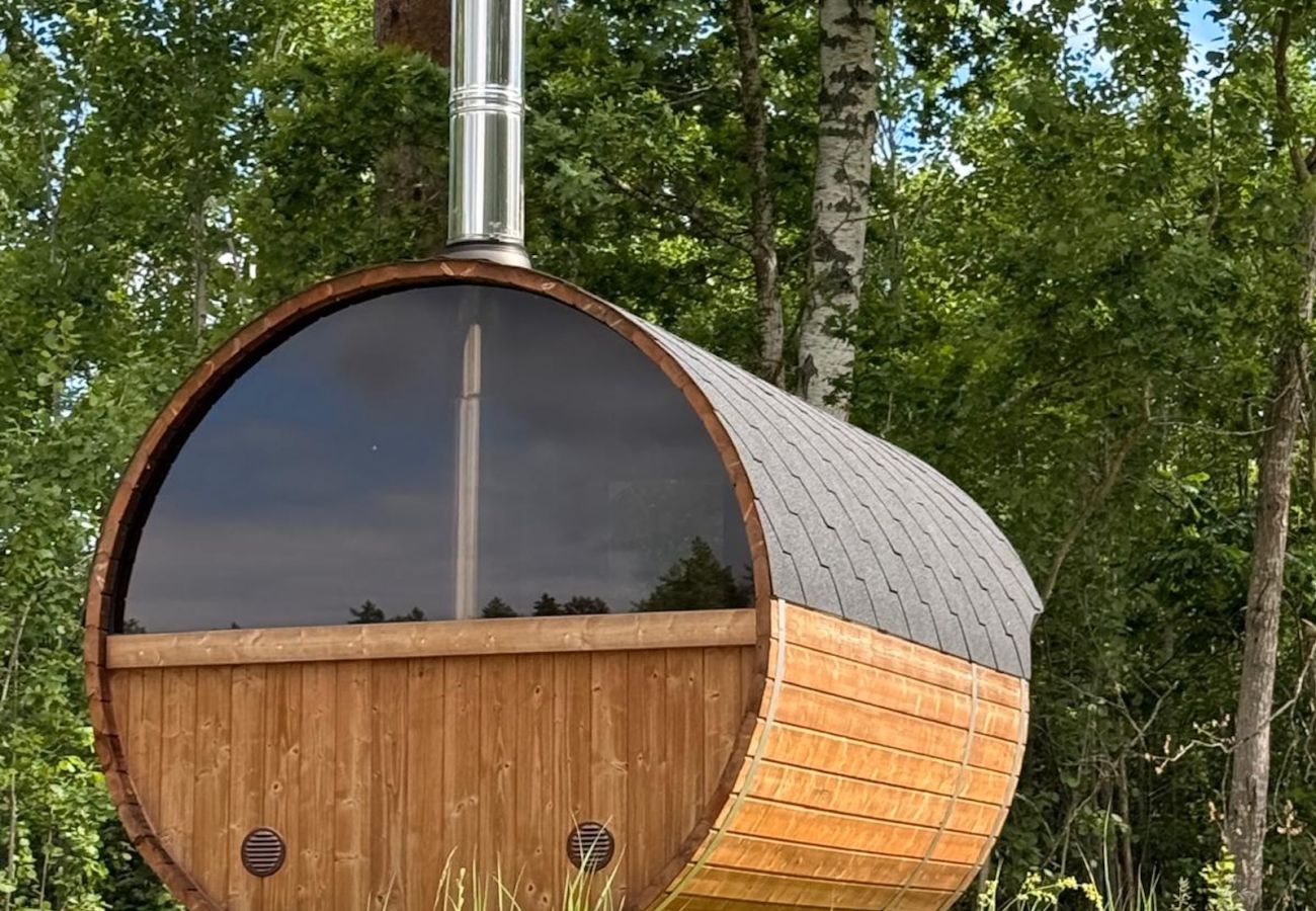 Ferienhaus in Hultsfred - Traumferienhaus direkt am See, mit Sauna, Boot, Hottub und Grillhütte