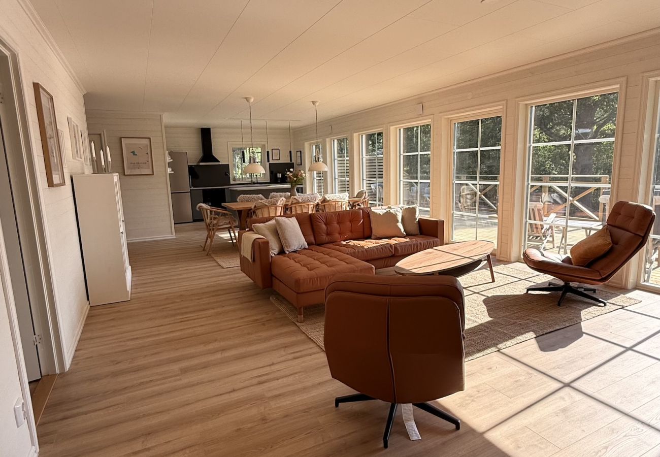 Ferienhaus in Hultsfred - Traumferienhaus direkt am See, mit Sauna, Boot, Hottub und Grillhütte