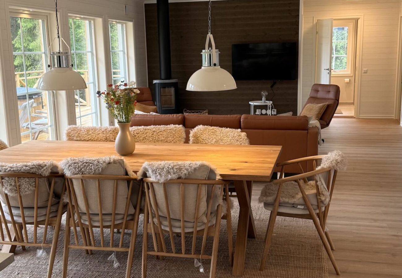 Ferienhaus in Hultsfred - Traumferienhaus direkt am See, mit Sauna, Boot, Hottub und Grillhütte