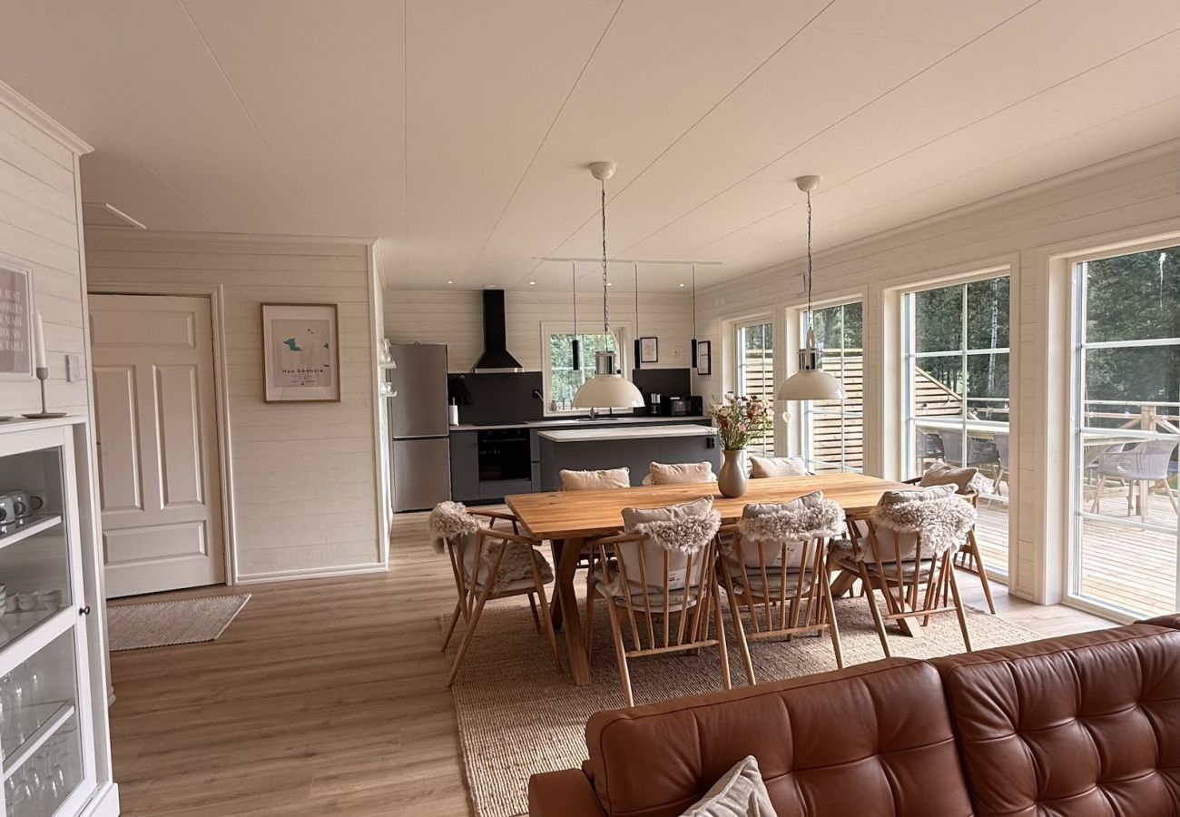 Ferienhaus in Hultsfred - Traumferienhaus direkt am See, mit Sauna, Boot, Hottub und Grillhütte