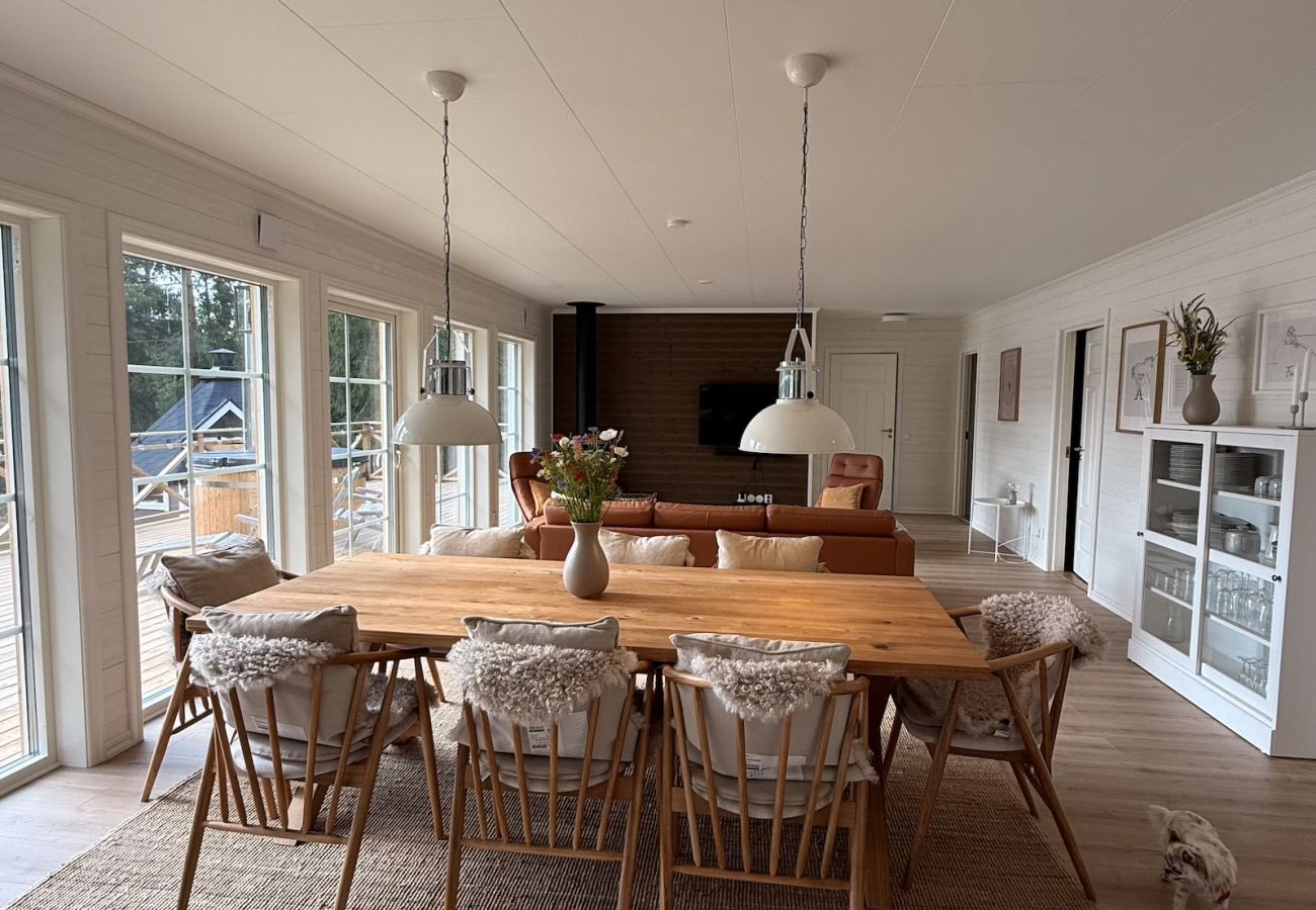 Ferienhaus in Hultsfred - Traumferienhaus direkt am See, mit Sauna, Boot, Hottub und Grillhütte