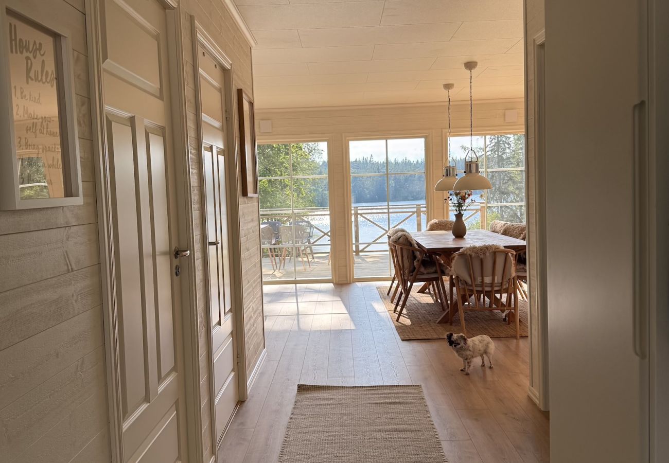 Ferienhaus in Hultsfred - Traumferienhaus direkt am See, mit Sauna, Boot, Hottub und Grillhütte