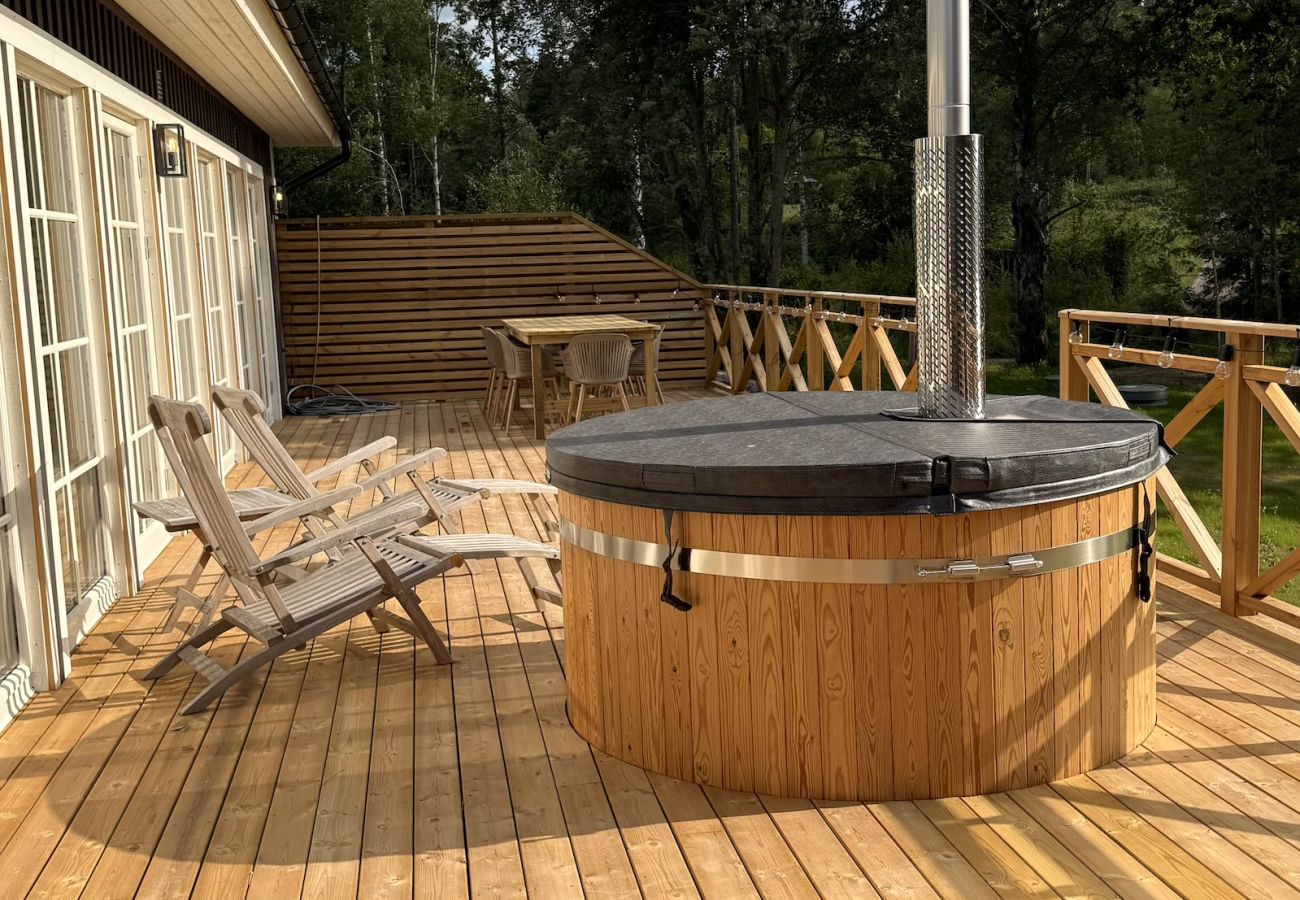 Ferienhaus in Hultsfred - Traumferienhaus direkt am See, mit Sauna, Boot, Hottub und Grillhütte