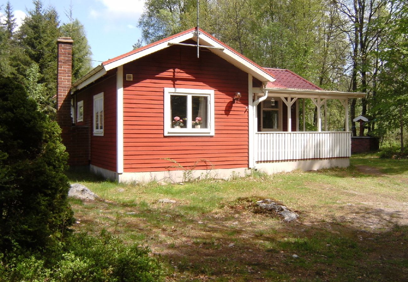 Ferienhaus in Hallaryd - Rot-weisses Ferienhaus in Seenähe mit kostenlosem WLAN