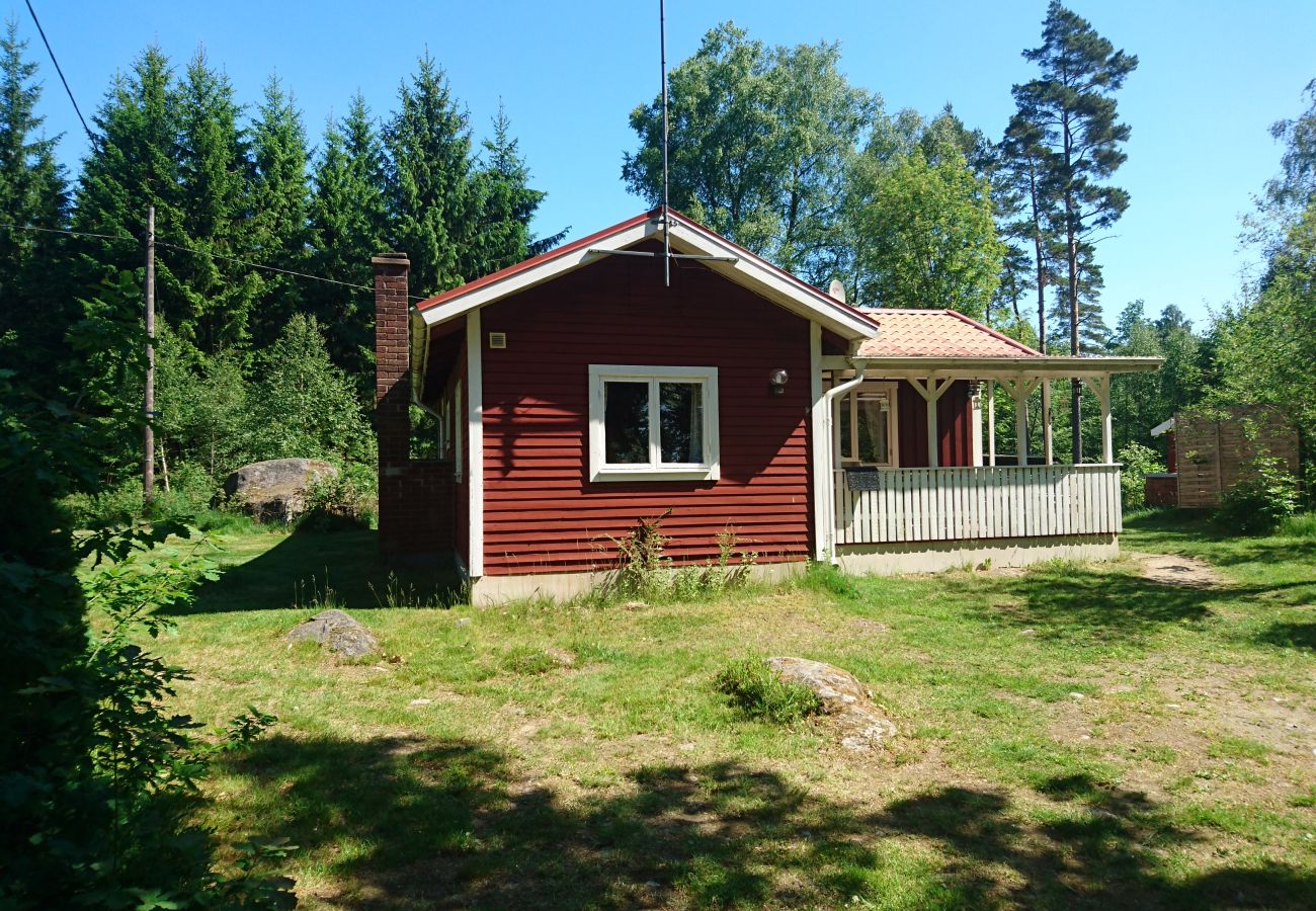 Landhaus in Hallaryd - Rot-weisses Ferienhaus in Seenähe mit kostenlosem WLAN
