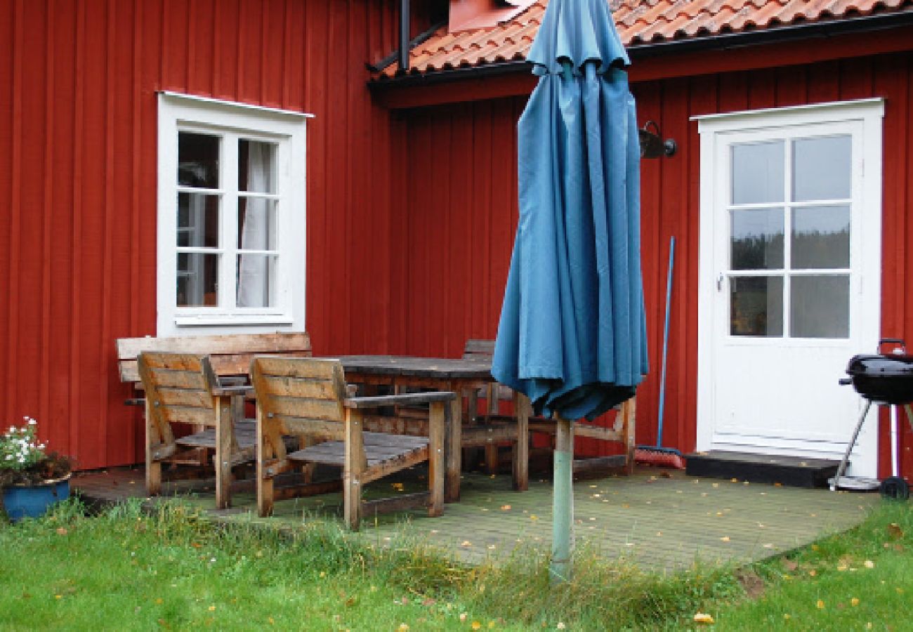 Ferienhaus in Ydre - Rot-weisses Ferienhaus am Wald und unweit vom See und Bademöglichkeiten