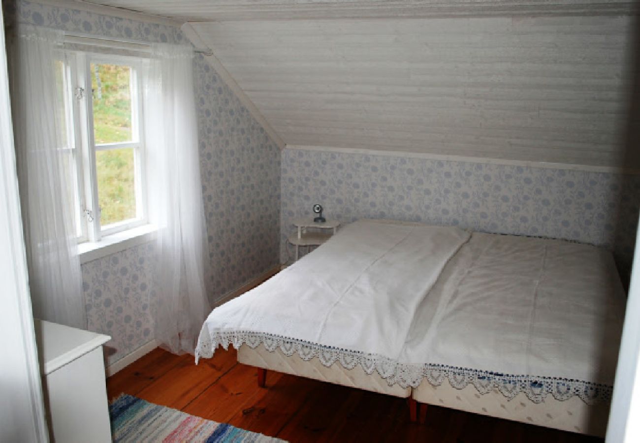 Ferienhaus in Ydre - Rot-weisses Ferienhaus am Wald und unweit vom See und Bademöglichkeiten