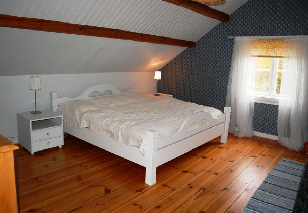 Ferienhaus in Ydre - Rot-weisses Ferienhaus am Wald und unweit vom See und Bademöglichkeiten