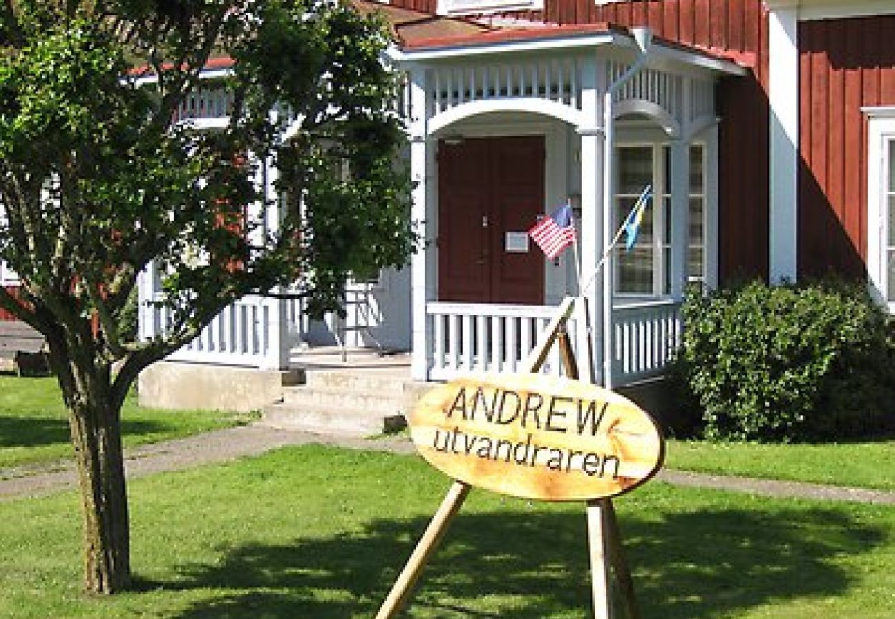 Ferienhaus in Ydre - Rot-weisses Ferienhaus am Wald und unweit vom See und Bademöglichkeiten